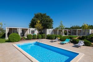 Bazén v ubytování Camping Park Umag Mobile Homes nebo v jeho okolí