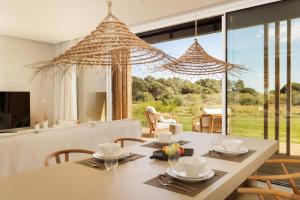 a dining room with a table and chairs at Verdelago Resort in Praia Verde