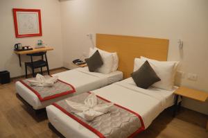 Cama ou camas em um quarto em Lords Eco Inn Belagavi