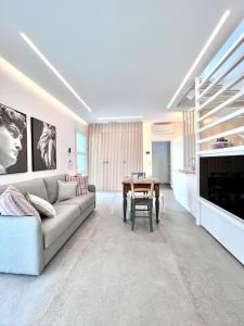 a living room with a couch and a table at ALC1 Ampio appartamento 4 persone in San Giovanni in Marignano