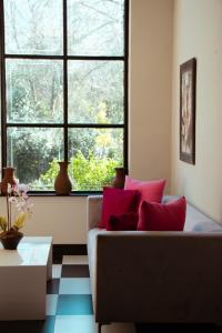 un soggiorno con divano e una grande finestra di Southern Light Country House a Città del Capo