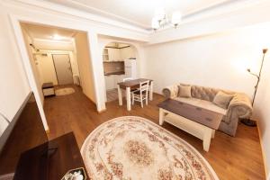 a living room with a couch and a table at Aparthotel Mirage Sunset - zona hotel Rex in Mamaia