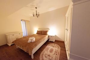 Un pat sau paturi într-o cameră la Aparthotel Mirage Sunset - zona hotel Rex