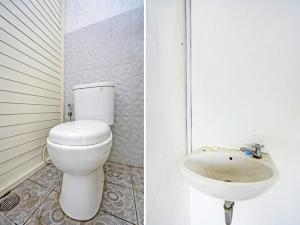 La salle de bains est pourvue de toilettes et d'un lavabo. dans l'établissement OYO 92736 Bougenville Rover, à Lamongan