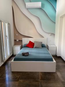 una camera con un grande letto e un murale di BariMetro Garden a Capurso