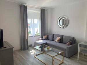 een woonkamer met een bank en een tafel bij Apartament Gdańska 230 in Bydgoszcz