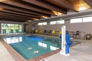 una piscina in un hotel con sedie e tavoli di Home2 Suites By Hilton Appleton, Wi ad Appleton