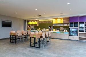 Home2 Suites By Hilton Appleton, Wi的电视和/或娱乐中心