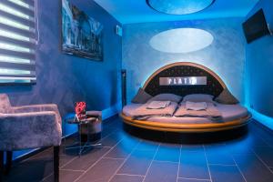 レーゲンスブルクにあるHotel Platinの青い部屋のベッド1台が備わるベッドルーム1室を利用します。