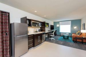 Home2 Suites By Hilton Appleton, Wi的厨房或小厨房