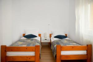 2 camas individuales en una habitación con ventana en Silent House Sovata, en Sovata