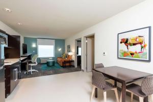 Home2 Suites By Hilton Appleton, Wi的厨房或小厨房