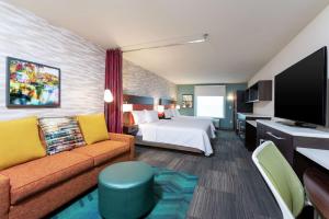 Home2 Suites By Hilton Appleton, Wi的电视和/或娱乐中心