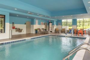 a large swimming pool in a hotel lobby at Hampton Inn Camden, SC in Camden