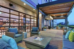 un patio al aire libre con sofás y una mesa en Home2 Suites By Hilton Bettendorf Quad Cities en Bettendorf