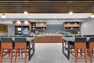 Home2 Suites By Hilton Bettendorf Quad Cities tesisinde bir restoran veya yemek mekanı