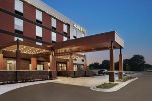 um edifício com toldo em frente a um parque de estacionamento em Home2 Suites By Hilton Madison Central Alliant Energy Center em Madison