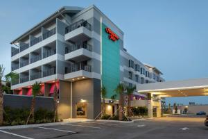 达尼丁Hampton Inn Dunedin, Fl的享有酒店外景,设有停车场
