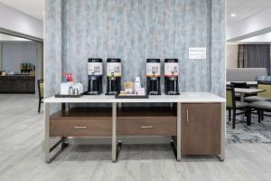 Hampton Inn Dunedin, Fl的咖啡和沏茶工具