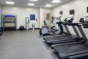 Hampton Inn Dunedin, Fl的健身中心和/或健身设施