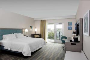 达尼丁Hampton Inn Dunedin, Fl的带床和阳台的酒店房间