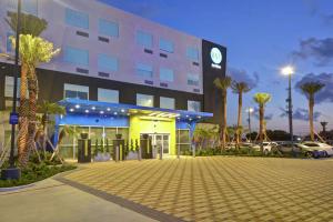 Un edificio con un estacionamiento enfrente. en Tru By Hilton Corpus Christi South Padre Island Dr, en Corpus Christi