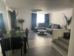 een woonkamer met een bank en een tafel bij Pescara Love in Pescara