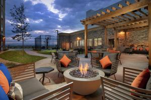 丹佛Homewood Suites By Hilton Denver Airport Tower Road的户外庭院设有椅子和火坑