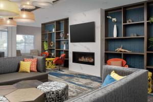丹佛Homewood Suites By Hilton Denver Airport Tower Road的有两张沙发和一个壁炉的客厅