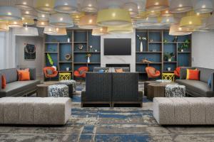 eine Lobby mit Sofas und einem Flachbild-TV in der Unterkunft Homewood Suites By Hilton Denver Airport Tower Road in Denver