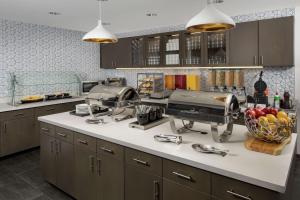 Homewood Suites By Hilton Denver Airport Tower Road في دنفر: مطبخ فيه جهازين فوق كونتر