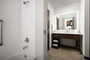 Homewood Suites By Hilton Denver Airport Tower Road的一间浴室