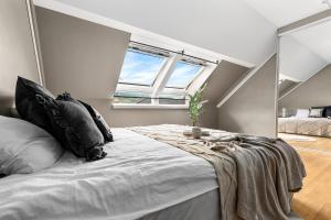 um quarto com uma cama grande e uma janela em Beautiful apartment with 3 bedrooms em Sogndal