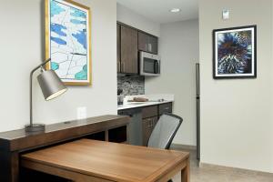 Homewood Suites By Hilton Denver Airport Tower Road的厨房或小厨房