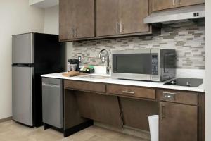 Homewood Suites By Hilton Denver Airport Tower Road的厨房或小厨房