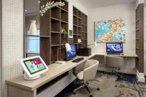 Homewood Suites By Hilton Denver Airport Tower Road的电视和/或娱乐中心