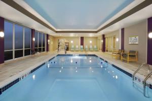 una gran piscina en una habitación de hotel en Home2 Suites By Hilton West Bloomfield, Mi en North Farmington