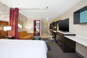 Μια τηλεόραση ή/και κέντρο ψυχαγωγίας στο Home2 Suites By Hilton West Bloomfield, Mi