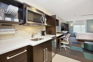Η κουζίνα ή μικρή κουζίνα στο Home2 Suites By Hilton West Bloomfield, Mi