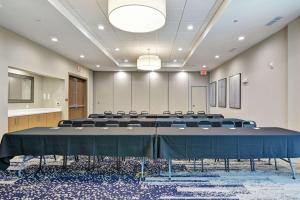 una sala de conferencias con una mesa grande y sillas en Hilton Garden Inn Biloxi, en Biloxi
