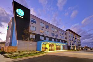 a hotel with a sign on the side of a building at Tru By Hilton Mason King's Island in Mason