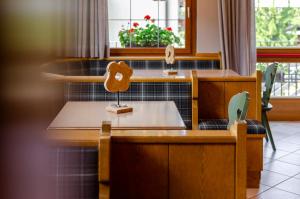 ジアーノ・ディ・フィエンメにあるSuàn Hotelのテーブル、椅子、鏡が備わる客室です。