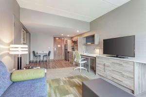 TV a/nebo společenská místnost v ubytování Home2 Suites By Hilton Toronto/Brampton, On