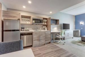 Kuchyň nebo kuchyňský kout v ubytování Home2 Suites By Hilton Toronto/Brampton, On
