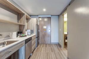 Kuchyň nebo kuchyňský kout v ubytování Home2 Suites By Hilton Toronto/Brampton, On