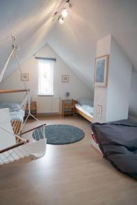 Zimmer mit Hängematte im Dachgeschoss in der Unterkunft Ferienwohnung Mühlenblick 3 in Carolinensiel