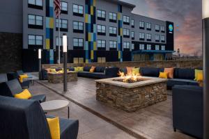 un patio dell'hotel con buca per il fuoco di fronte a un edificio di Tru By Hilton Rapid City Rushmore, Sd a Rapid City