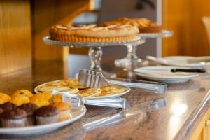 bufet z ciastami i deserami na ladzie w obiekcie Suàn Hotel w mieście Ziano di Fiemme