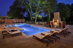 The Bevy Hotel Boerne, A Doubletree By Hilton内部或周边的泳池