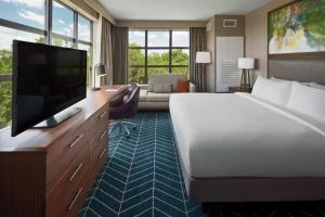The Bevy Hotel Boerne, A Doubletree By Hilton客房内的一张或多张床位
